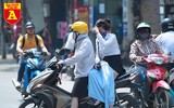 Nắng nóng 41 độ C, khách du lịch ở Hà Nội phải cầm quạt khi đi dạo